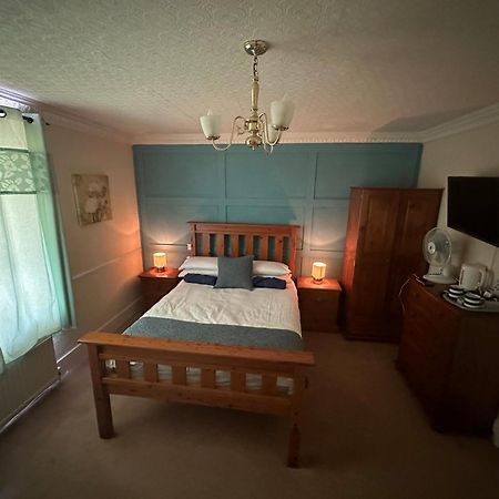 Bed and Breakfast The Penruddocke Arms Dinton  Экстерьер фото