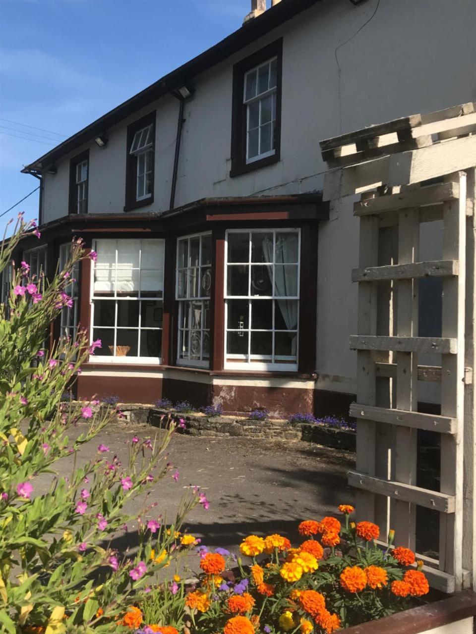 Bed and Breakfast The Penruddocke Arms Dinton  Экстерьер фото